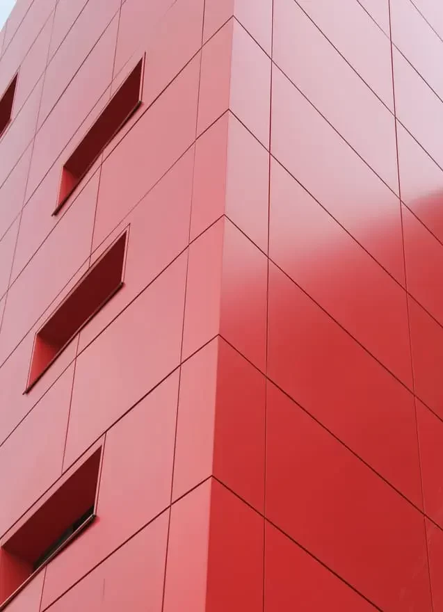 detalii ale fațadei din aluminiu cu panouri colorate roșii